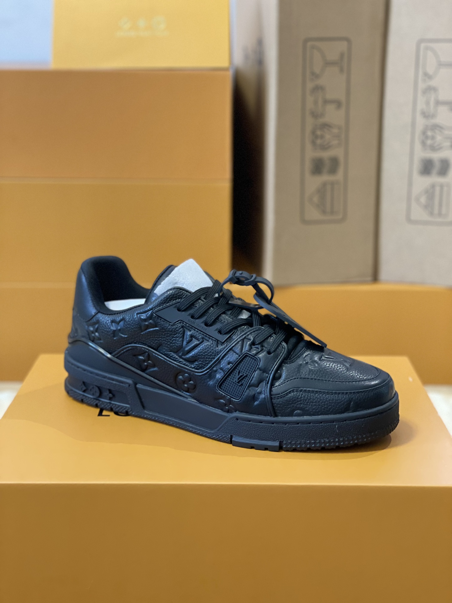 LV 精品仿製黑色運動鞋 Monogram壓紋全皮面 簡約奢華風格款｜歐美奢侈品精品推薦