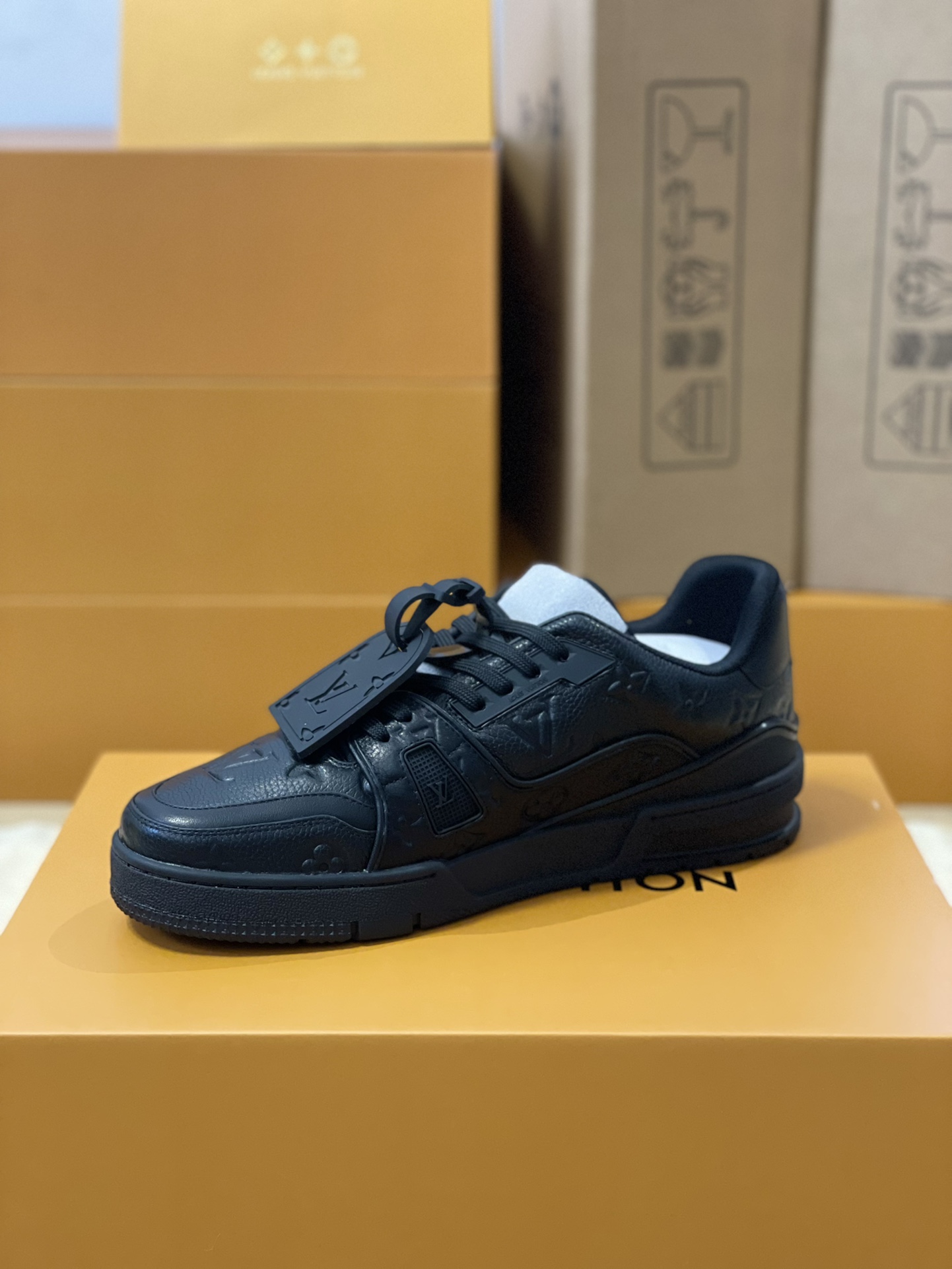 LV 精品仿製黑色運動鞋 Monogram壓紋全皮面 簡約奢華風格款｜歐美奢侈品精品推薦
