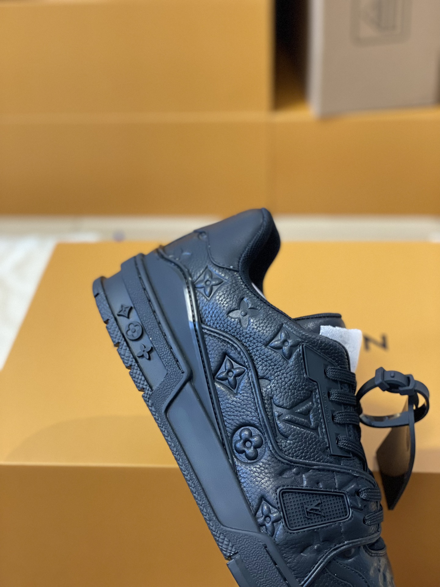 LV 精品仿製黑色運動鞋 Monogram壓紋全皮面 簡約奢華風格款｜歐美奢侈品精品推薦