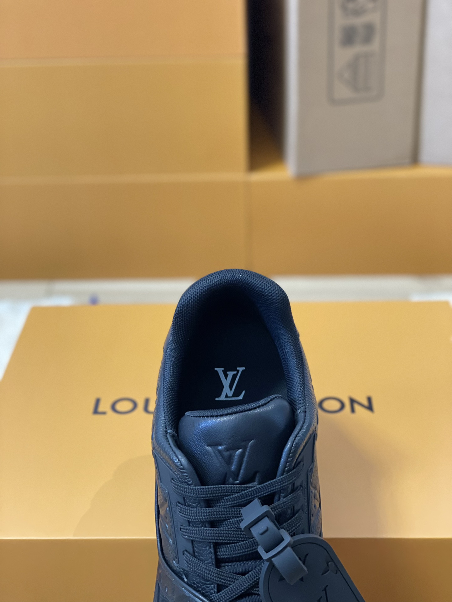 LV 精品仿製黑色運動鞋 Monogram壓紋全皮面 簡約奢華風格款｜歐美奢侈品精品推薦