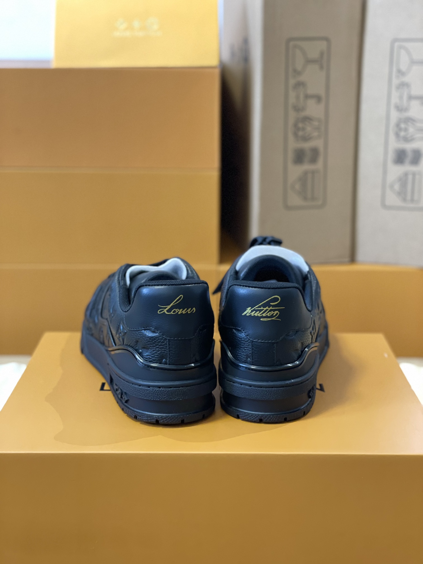 LV 精品仿製黑色運動鞋 Monogram壓紋全皮面 簡約奢華風格款｜歐美奢侈品精品推薦