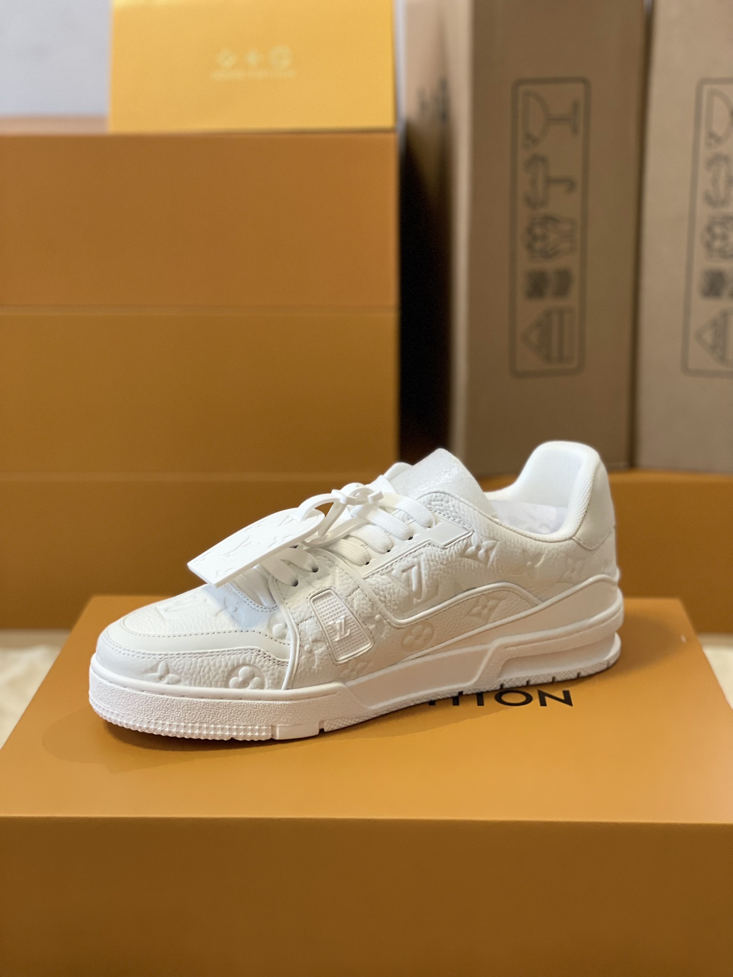 LV 一比一全白運動鞋 Monogram壓紋牛皮 百搭小白鞋款｜歐美奢侈品精品推薦