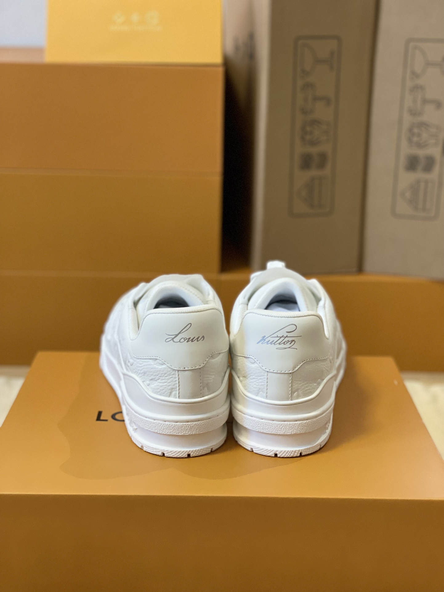 LV 一比一全白運動鞋 Monogram壓紋牛皮 百搭小白鞋款｜歐美奢侈品精品推薦