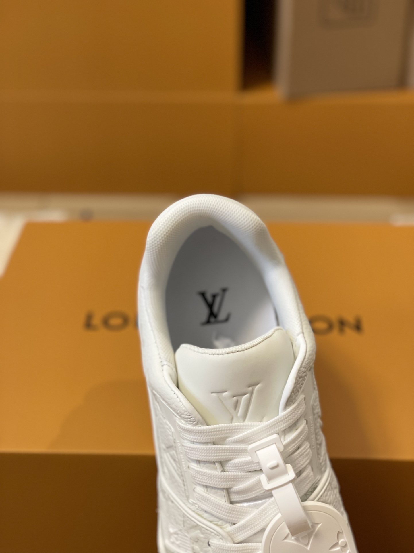 LV 一比一全白運動鞋 Monogram壓紋牛皮 百搭小白鞋款｜歐美奢侈品精品推薦