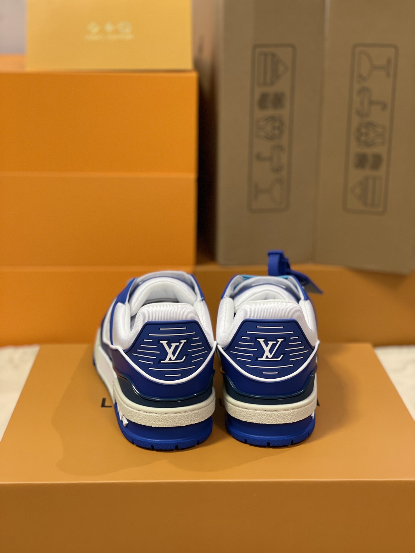 LV A貨藍白配色運動鞋 磨砂質感拼皮款 潮流撞色設計感｜歐美奢侈品精品推薦
