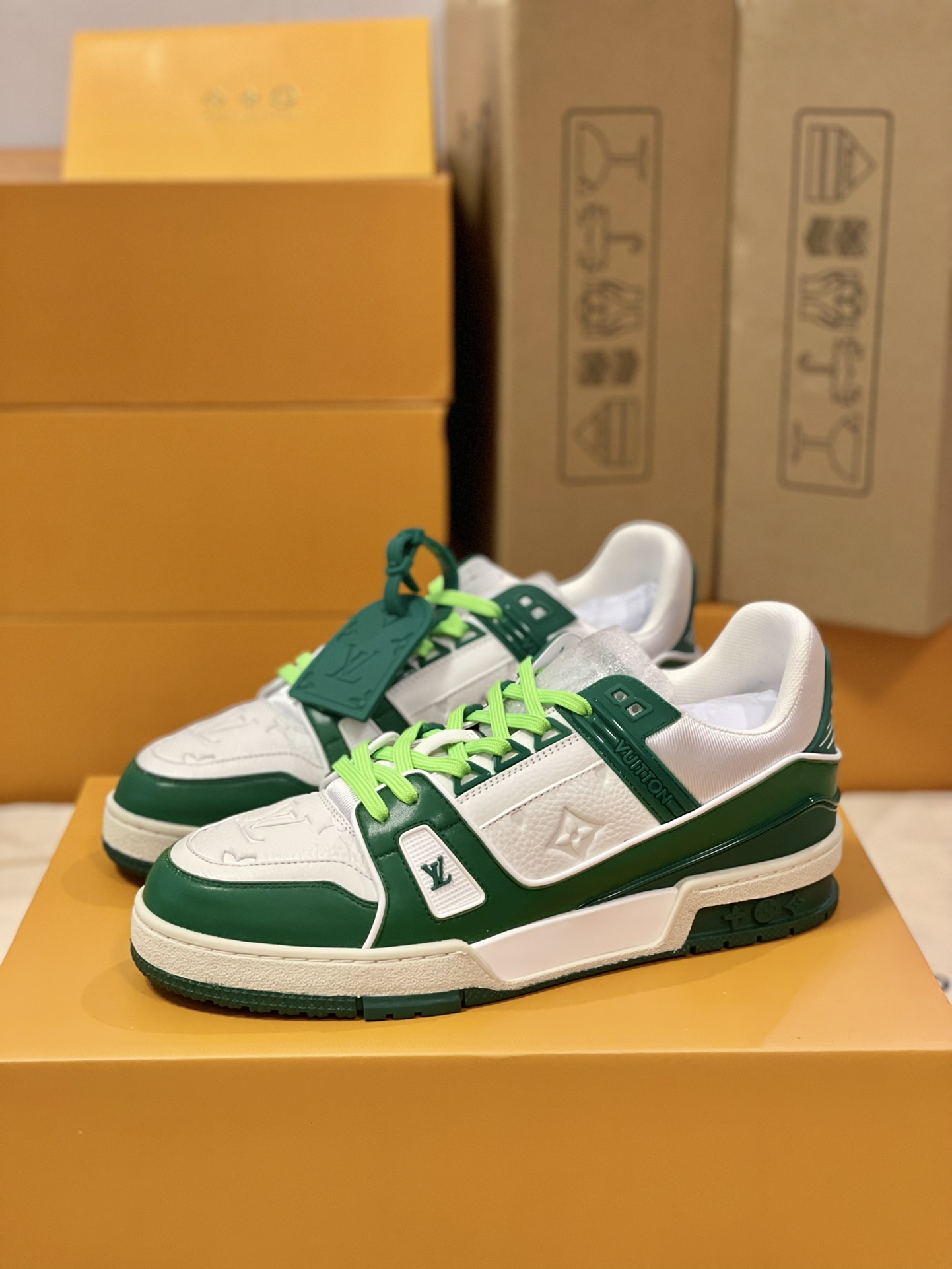 LV 精品仿製綠白運動鞋 撞色鞋帶款 活力街頭潮流風格｜歐美奢侈品精品推薦
