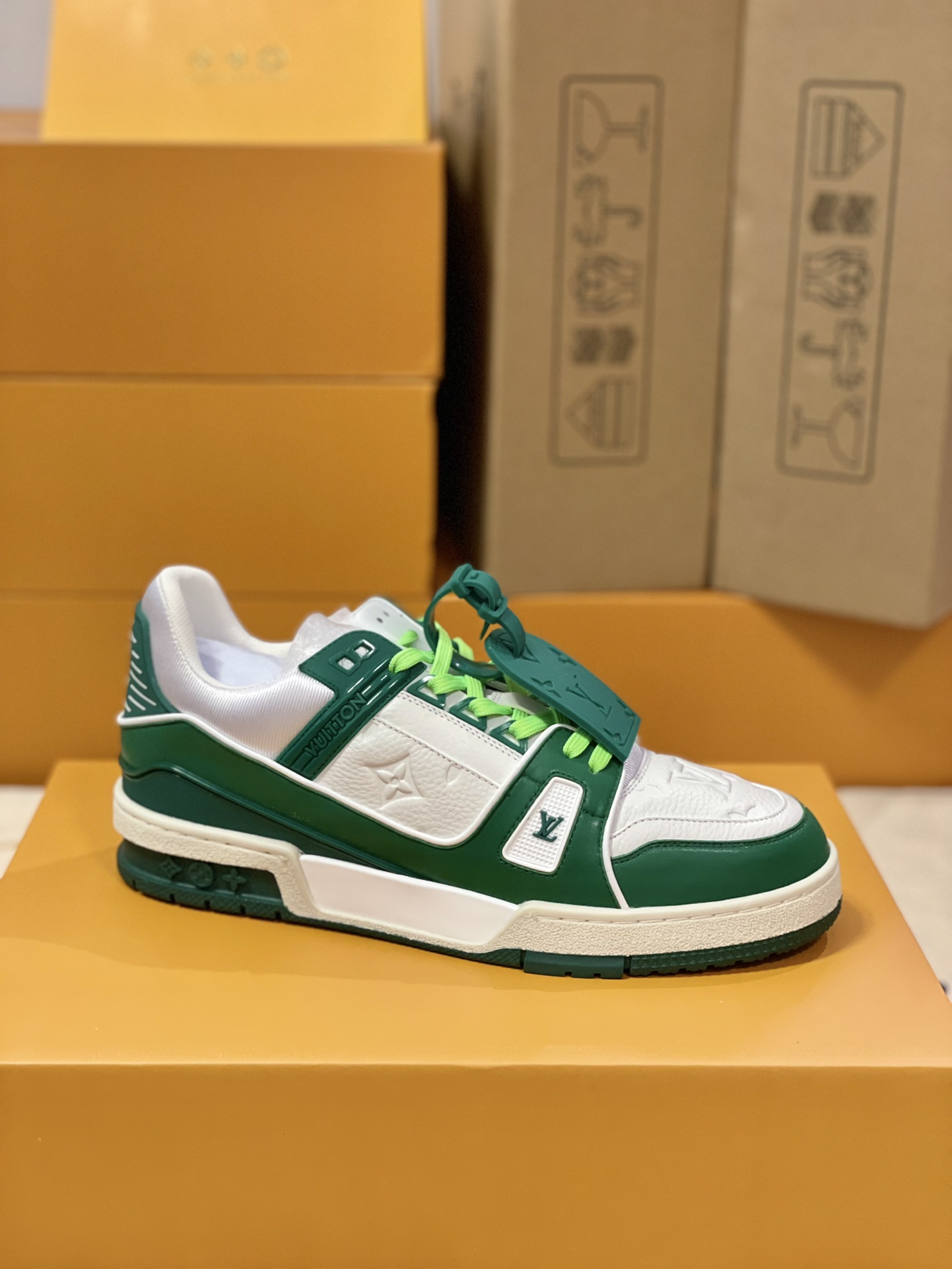 LV 精品仿製綠白運動鞋 撞色鞋帶款 活力街頭潮流風格｜歐美奢侈品精品推薦