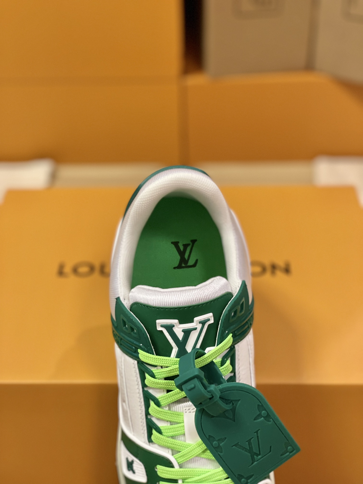 LV 精品仿製綠白運動鞋 撞色鞋帶款 活力街頭潮流風格｜歐美奢侈品精品推薦