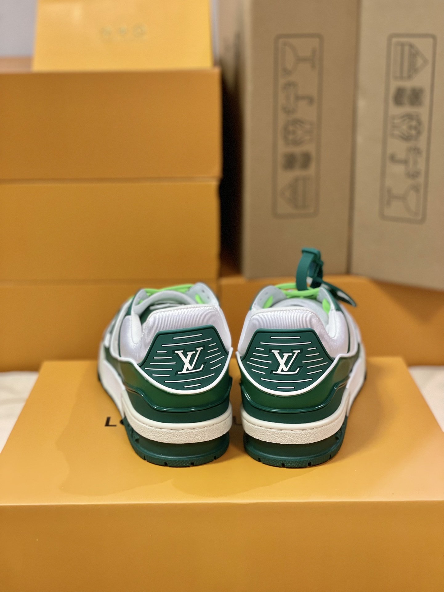 LV 精品仿製綠白運動鞋 撞色鞋帶款 活力街頭潮流風格｜歐美奢侈品精品推薦