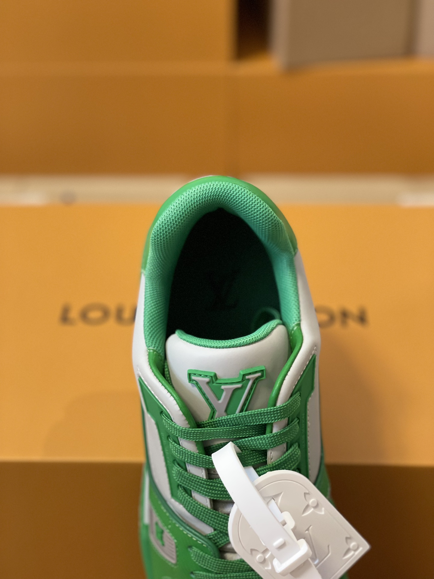 LV A貨綠白運動鞋 簡約撞色設計 鞋側Logo點綴潮感出眾｜歐美奢侈品精品推薦