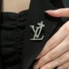 LV高仿女士銀色Logo胸針優雅百搭西裝飾品｜歐美奢侈品精品推薦