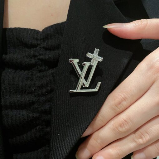 LV高仿女士銀色Logo胸針優雅百搭西裝飾品