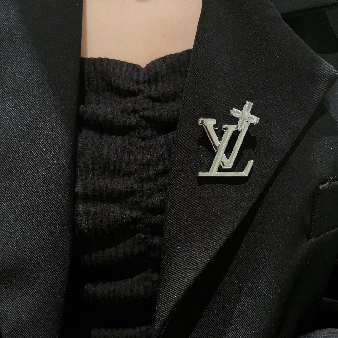 LV高仿女士銀色Logo胸針優雅百搭西裝飾品｜歐美奢侈品精品推薦