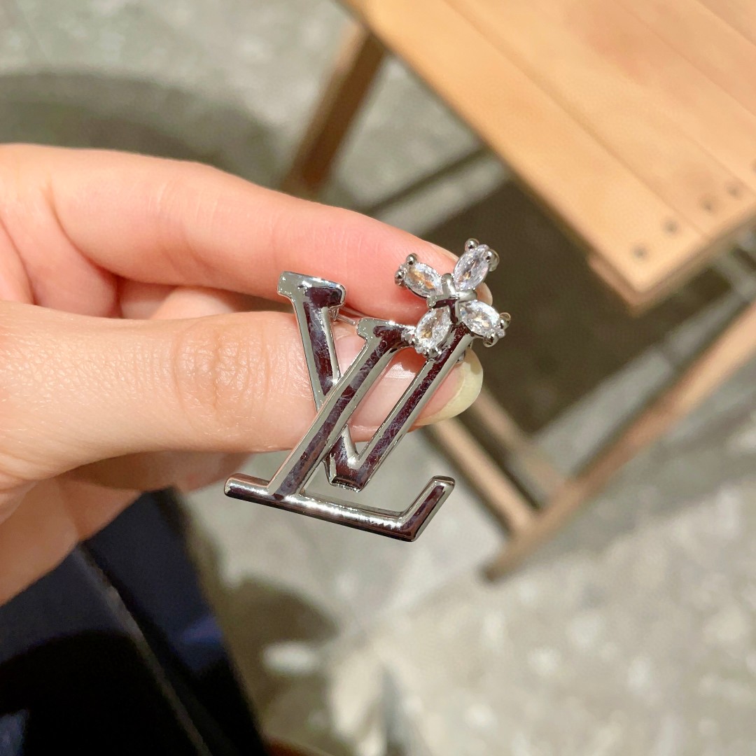 LV高仿女士銀色Logo胸針優雅百搭西裝飾品｜歐美奢侈品精品推薦