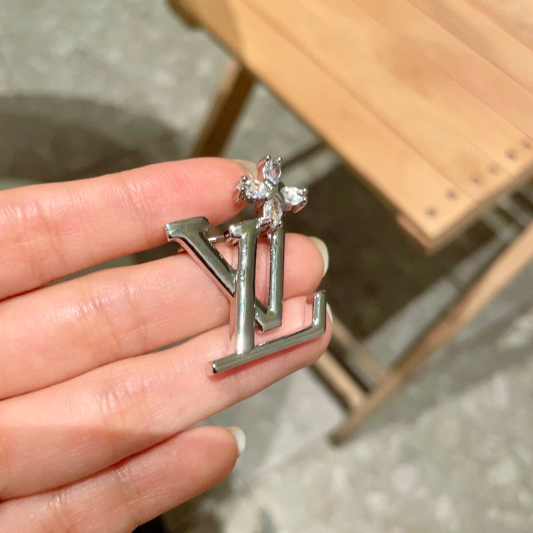 LV高仿女士銀色Logo胸針優雅百搭西裝飾品｜歐美奢侈品精品推薦