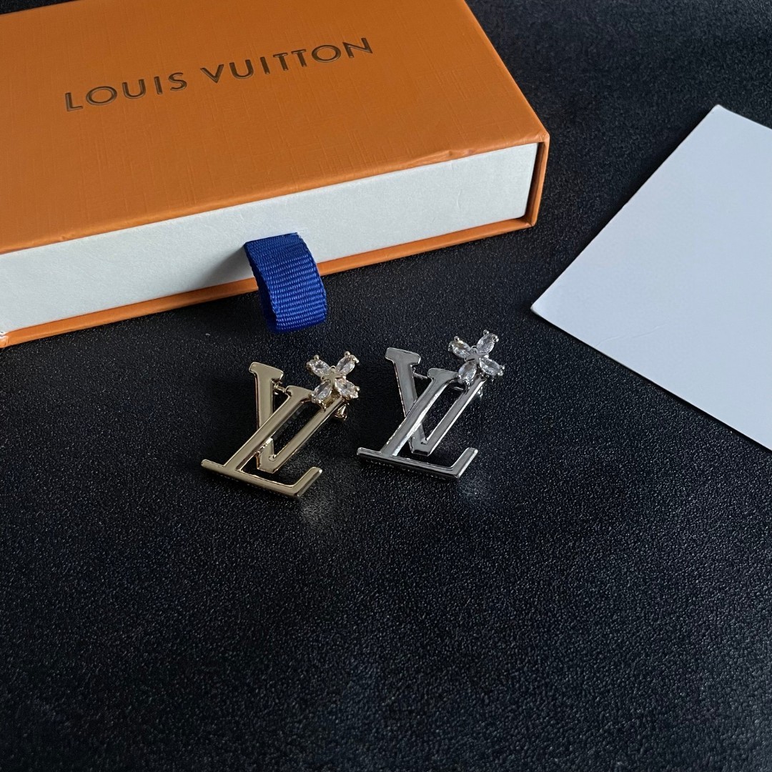 LV高仿女士銀色Logo胸針優雅百搭西裝飾品｜歐美奢侈品精品推薦