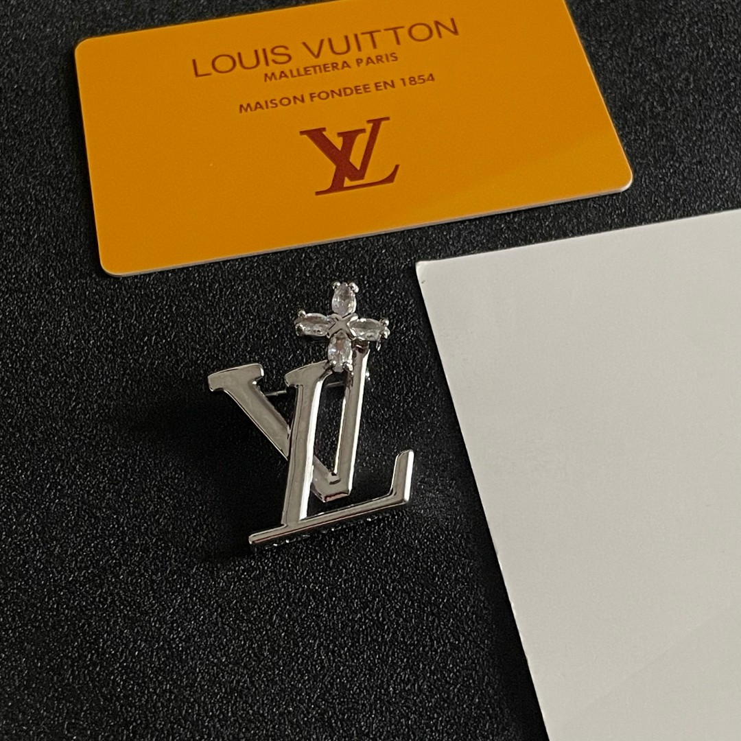 LV高仿女士銀色Logo胸針優雅百搭西裝飾品｜歐美奢侈品精品推薦