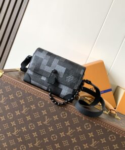 LV原單男款斜背包棋盤格翻蓋設計 小型珠鍊點綴潮感十足