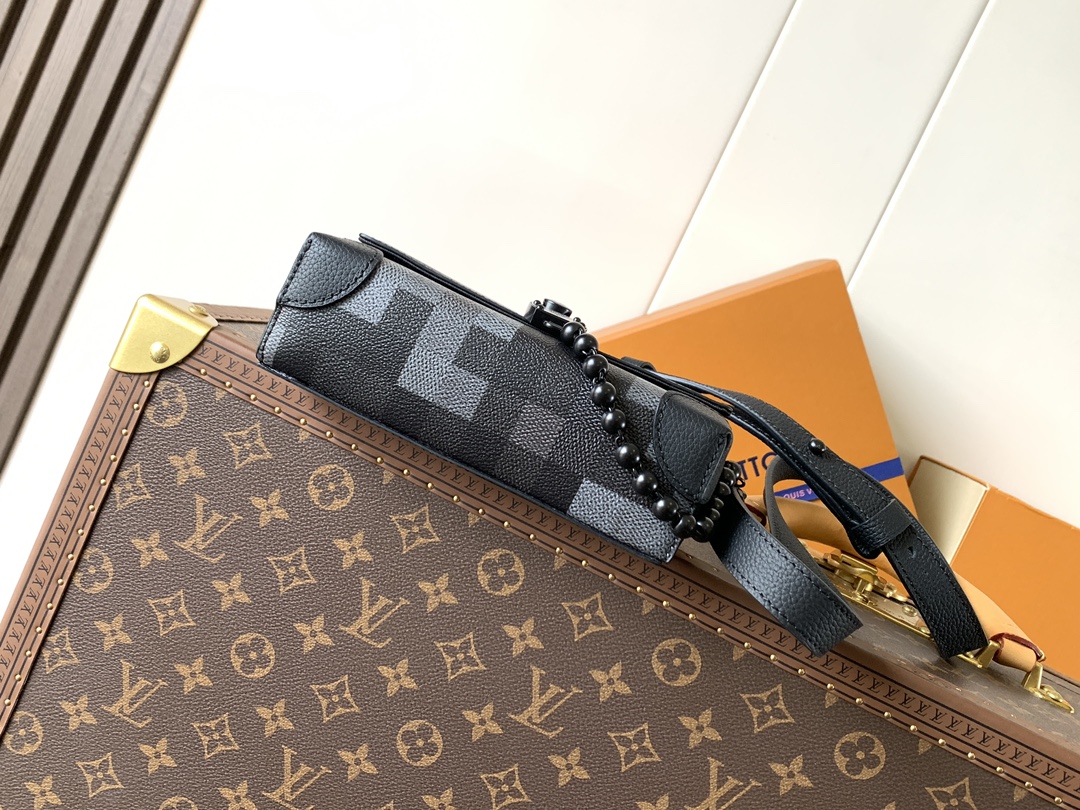 LV原單男款斜背包棋盤格翻蓋設計 小型珠鍊點綴潮感十足｜歐美奢侈品精品推薦