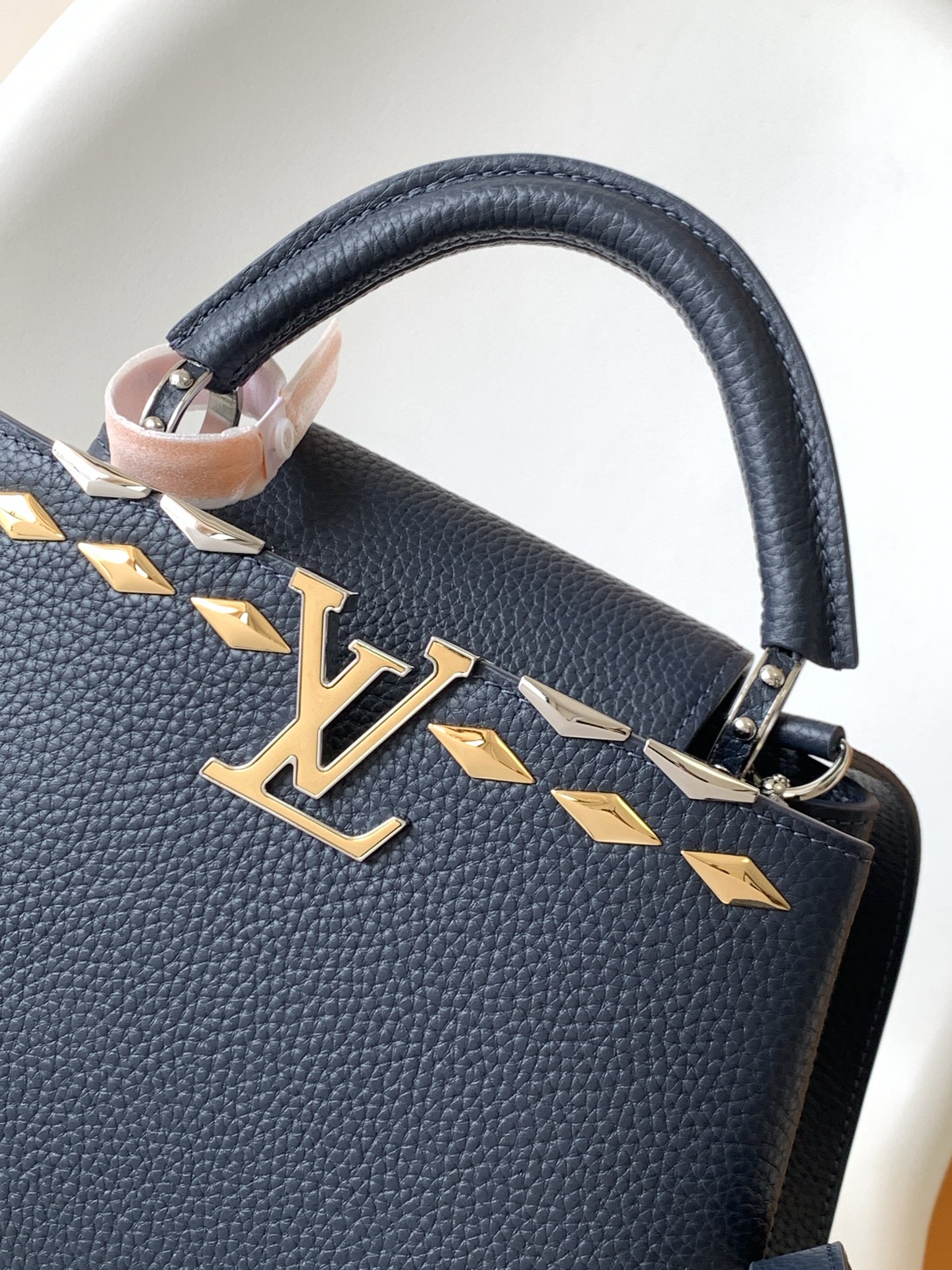 LV高仿女款小包深藍荔枝皮 金色Logo壓紋 時尚鍊帶可肩背設計｜歐美奢侈品精品推薦