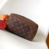 LV A貨經典Monogram化妝包 滾邊設計 附紅色識別吊飾輕巧便攜款｜歐美奢侈品精品推薦