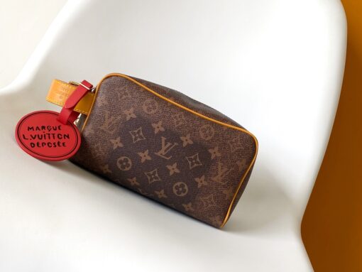 LV A貨經典Monogram化妝包 滾邊設計 附紅色識別吊飾輕巧便攜款