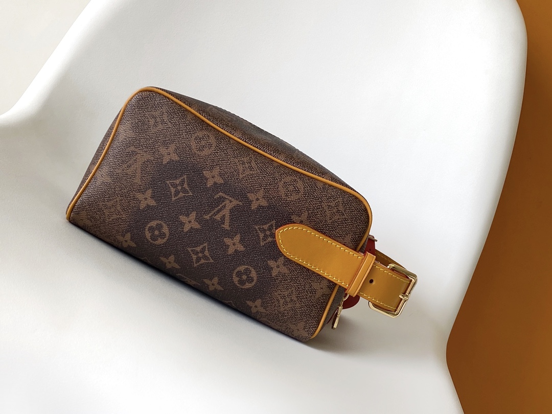 LV A貨經典Monogram化妝包 滾邊設計 附紅色識別吊飾輕巧便攜款｜歐美奢侈品精品推薦