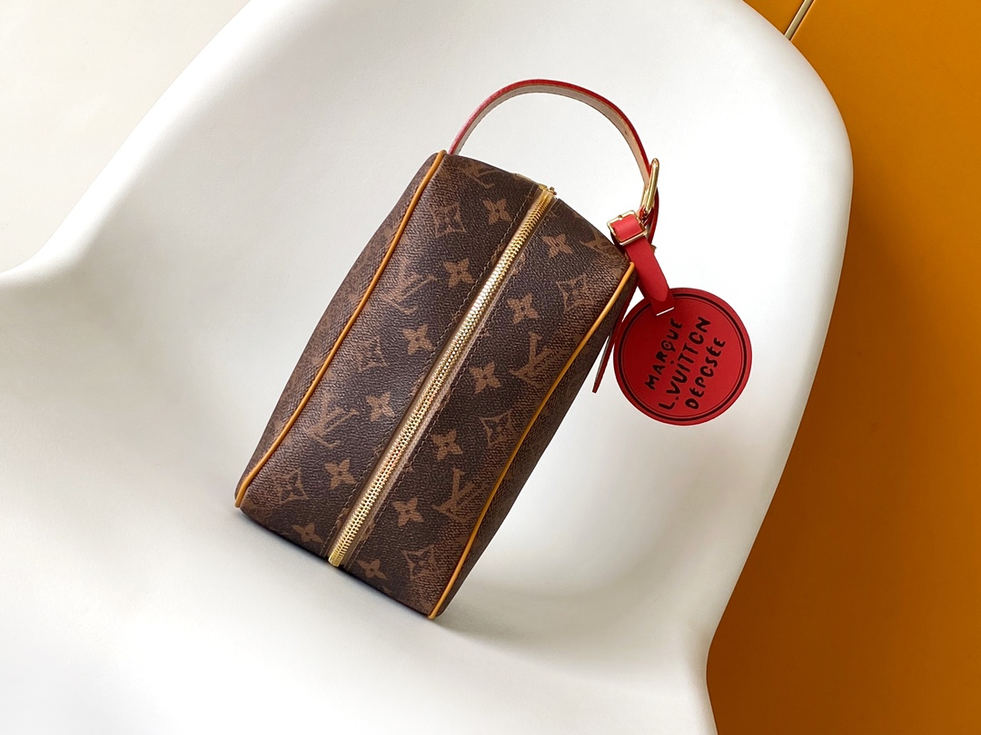 LV A貨經典Monogram化妝包 滾邊設計 附紅色識別吊飾輕巧便攜款｜歐美奢侈品精品推薦