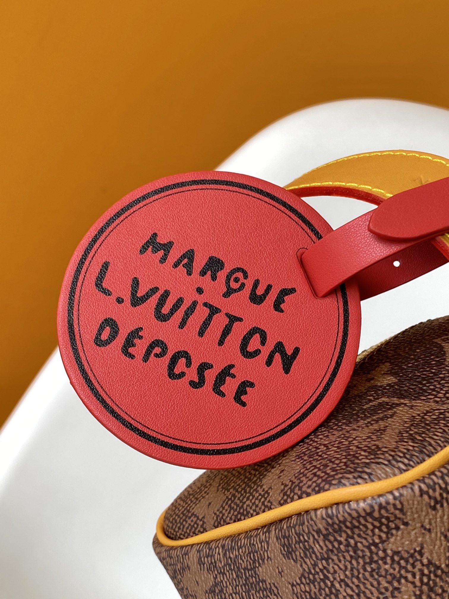 LV A貨經典Monogram化妝包 滾邊設計 附紅色識別吊飾輕巧便攜款｜歐美奢侈品精品推薦