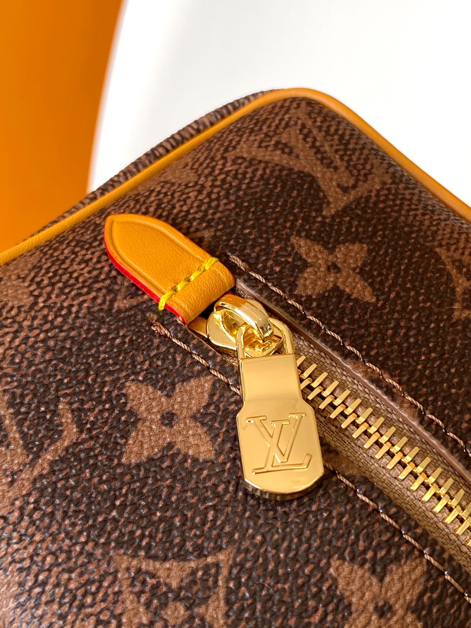 LV A貨經典Monogram化妝包 滾邊設計 附紅色識別吊飾輕巧便攜款｜歐美奢侈品精品推薦