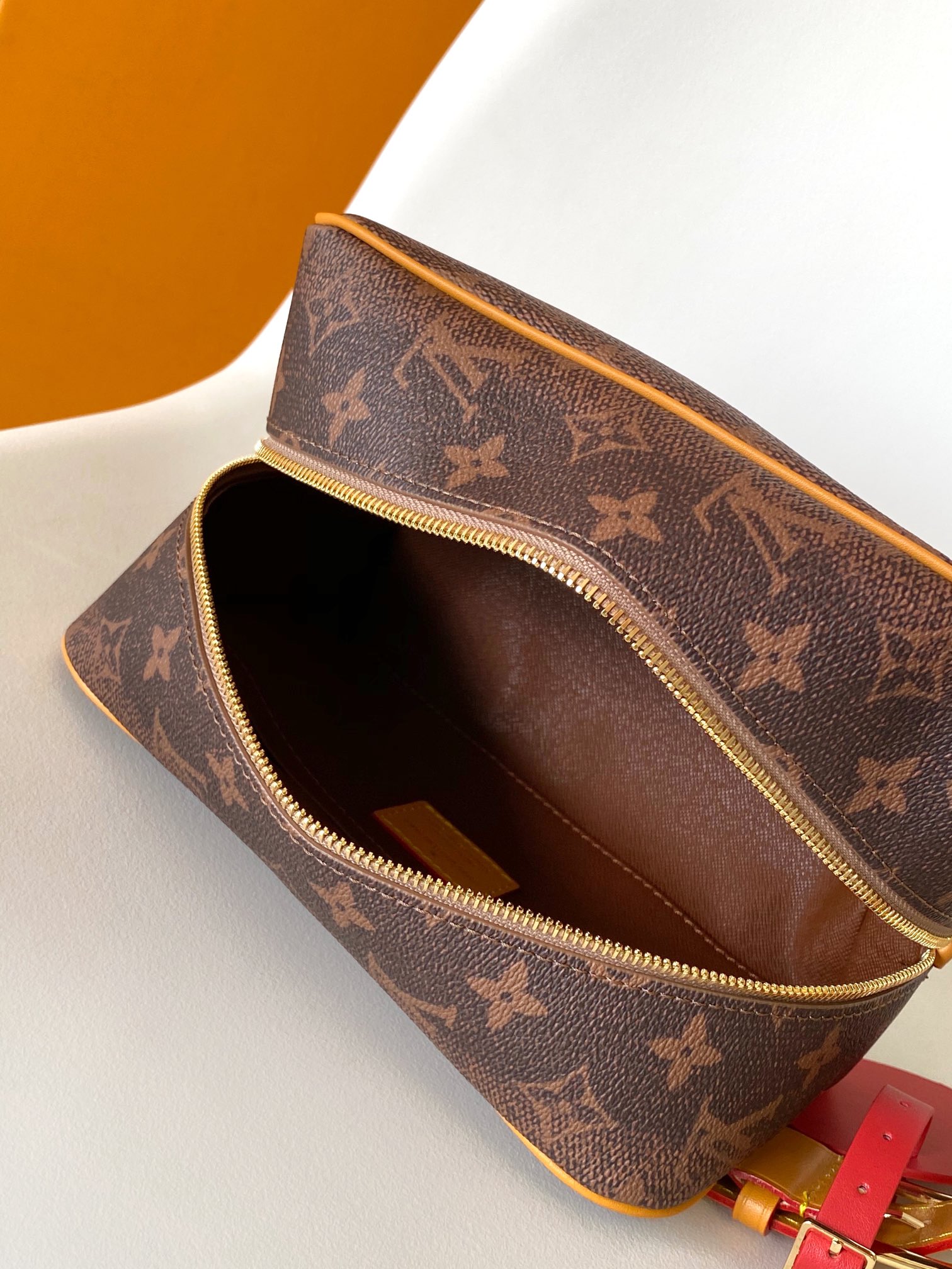 LV A貨經典Monogram化妝包 滾邊設計 附紅色識別吊飾輕巧便攜款｜歐美奢侈品精品推薦