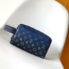 LV 精品仿製藍色Monogram Eclipse化妝包 深藍壓紋個性手拿設計款｜歐美奢侈品精品推薦