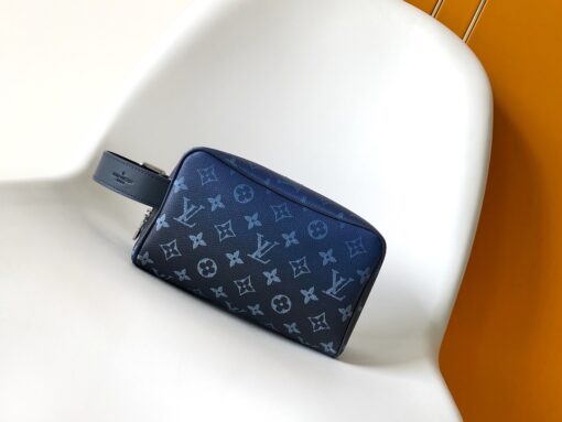 LV 精品仿製藍色Monogram Eclipse化妝包 深藍壓紋個性手拿設計款