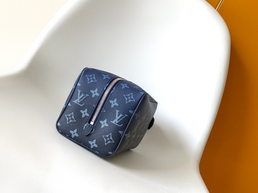 LV 精品仿製藍色Monogram Eclipse化妝包 深藍壓紋個性手拿設計款｜歐美奢侈品精品推薦