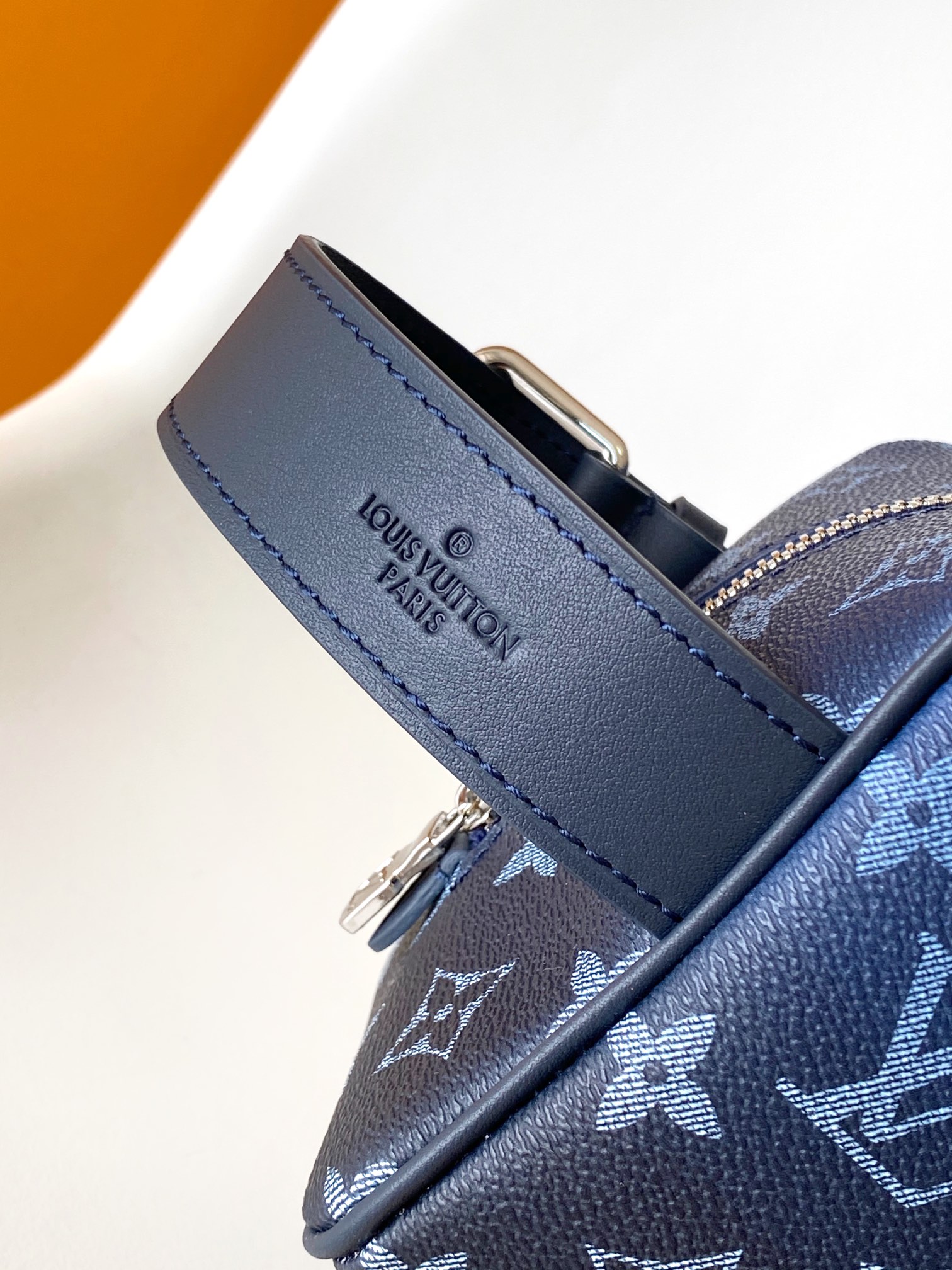 LV 精品仿製藍色Monogram Eclipse化妝包 深藍壓紋個性手拿設計款｜歐美奢侈品精品推薦