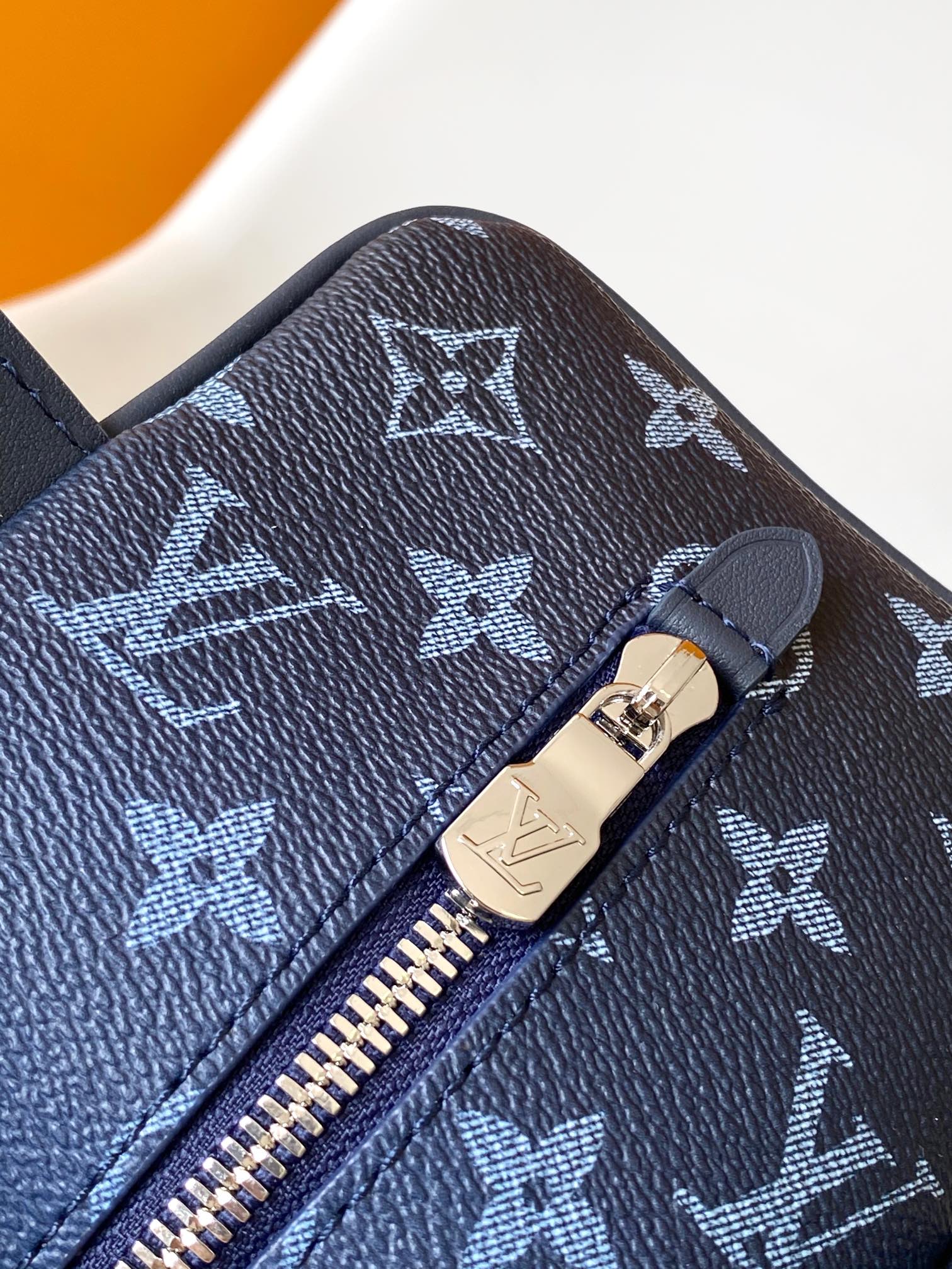 LV 精品仿製藍色Monogram Eclipse化妝包 深藍壓紋個性手拿設計款｜歐美奢侈品精品推薦