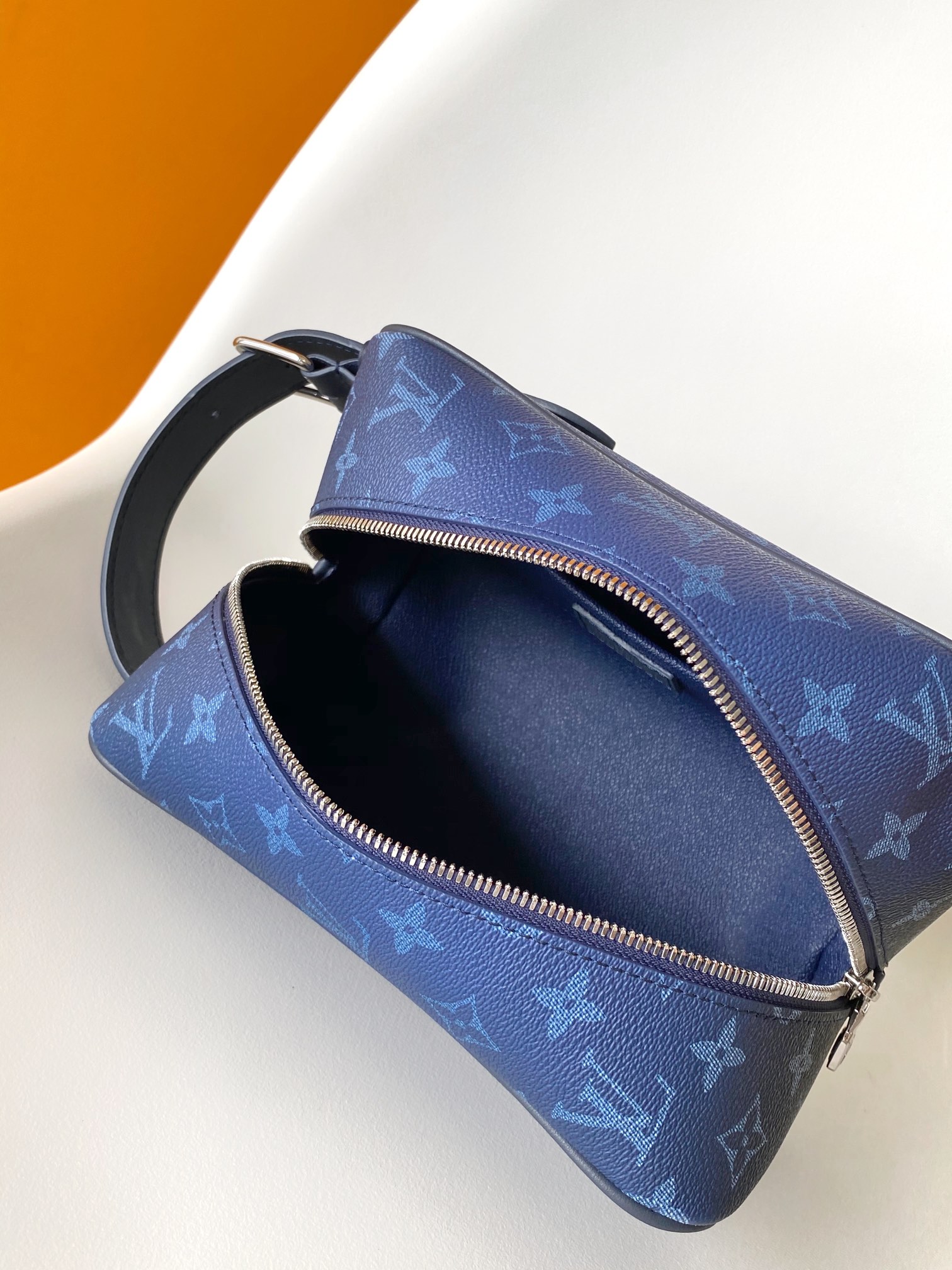 LV 精品仿製藍色Monogram Eclipse化妝包 深藍壓紋個性手拿設計款｜歐美奢侈品精品推薦