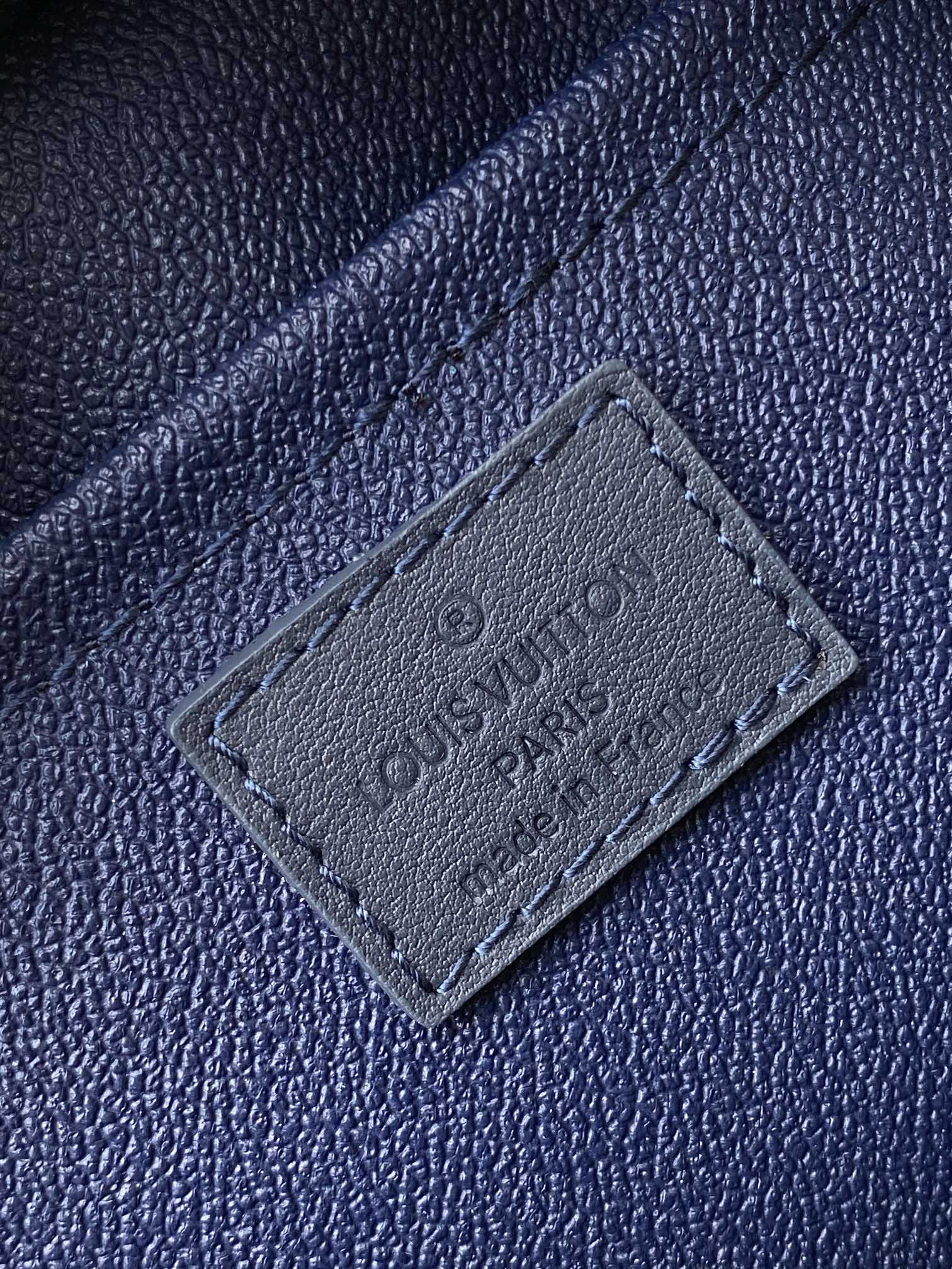 LV 精品仿製藍色Monogram Eclipse化妝包 深藍壓紋個性手拿設計款｜歐美奢侈品精品推薦