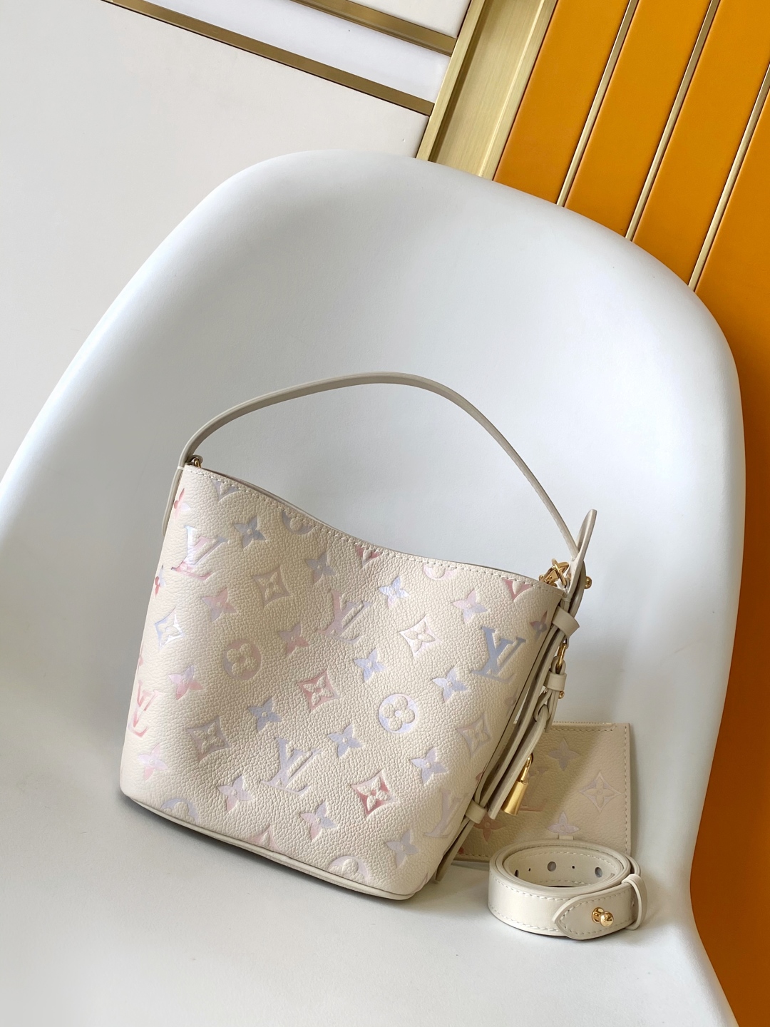 LV 高仿粉彩Monogram水桶包 奶白色系柔感設計附拉鍊小包｜歐美奢侈品精品推薦