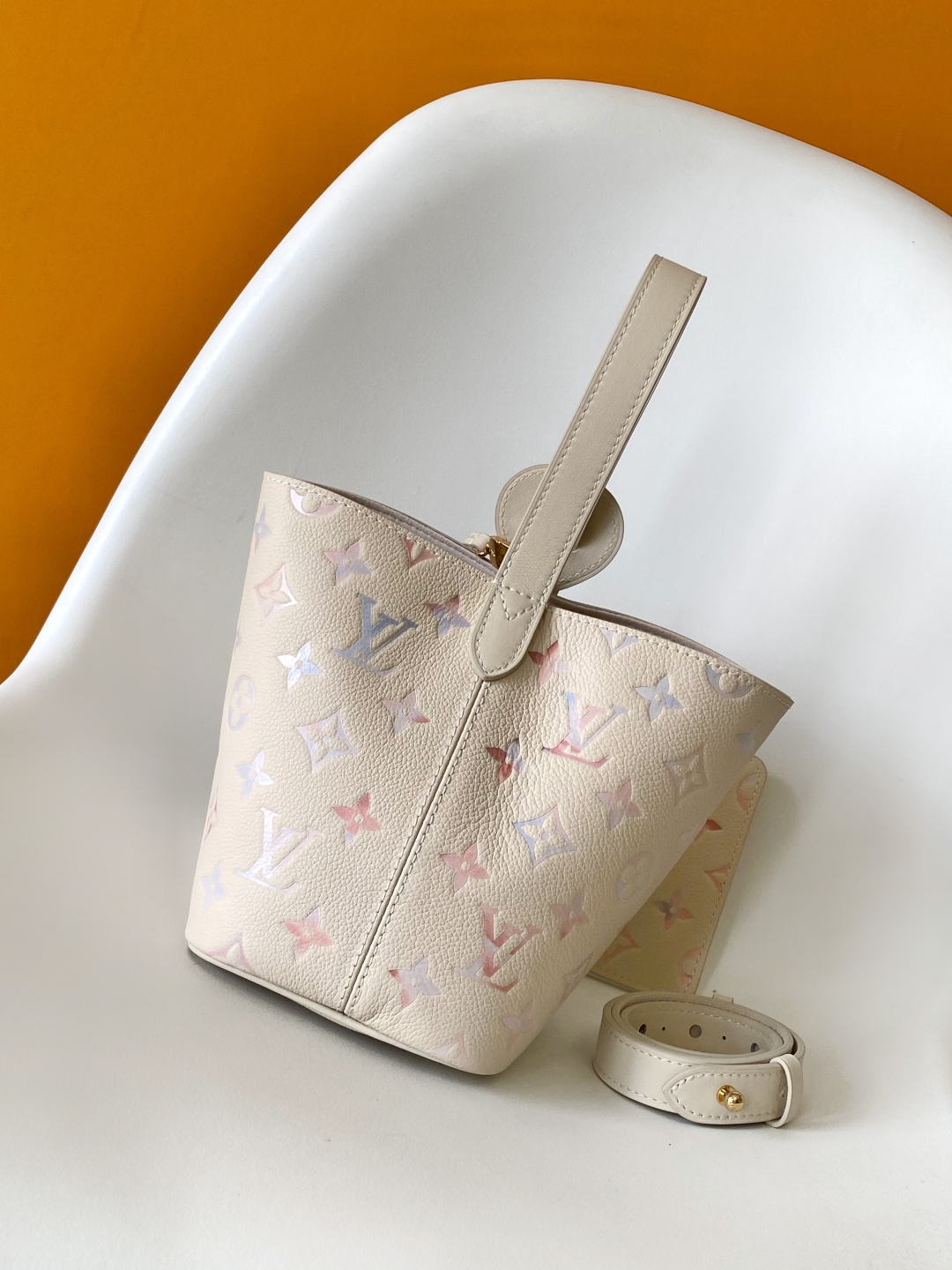 LV 高仿粉彩Monogram水桶包 奶白色系柔感設計附拉鍊小包｜歐美奢侈品精品推薦