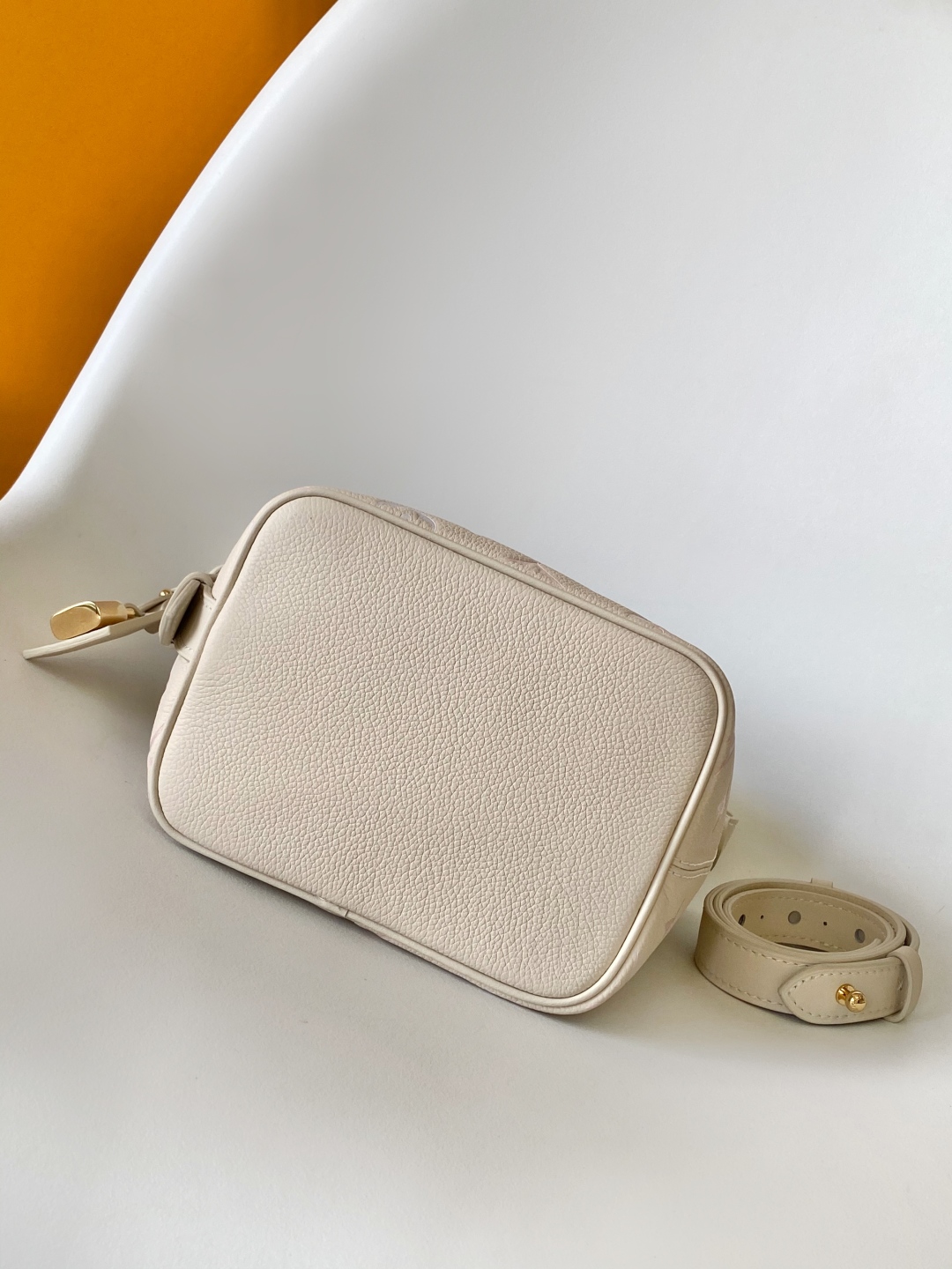 LV 高仿粉彩Monogram水桶包 奶白色系柔感設計附拉鍊小包｜歐美奢侈品精品推薦