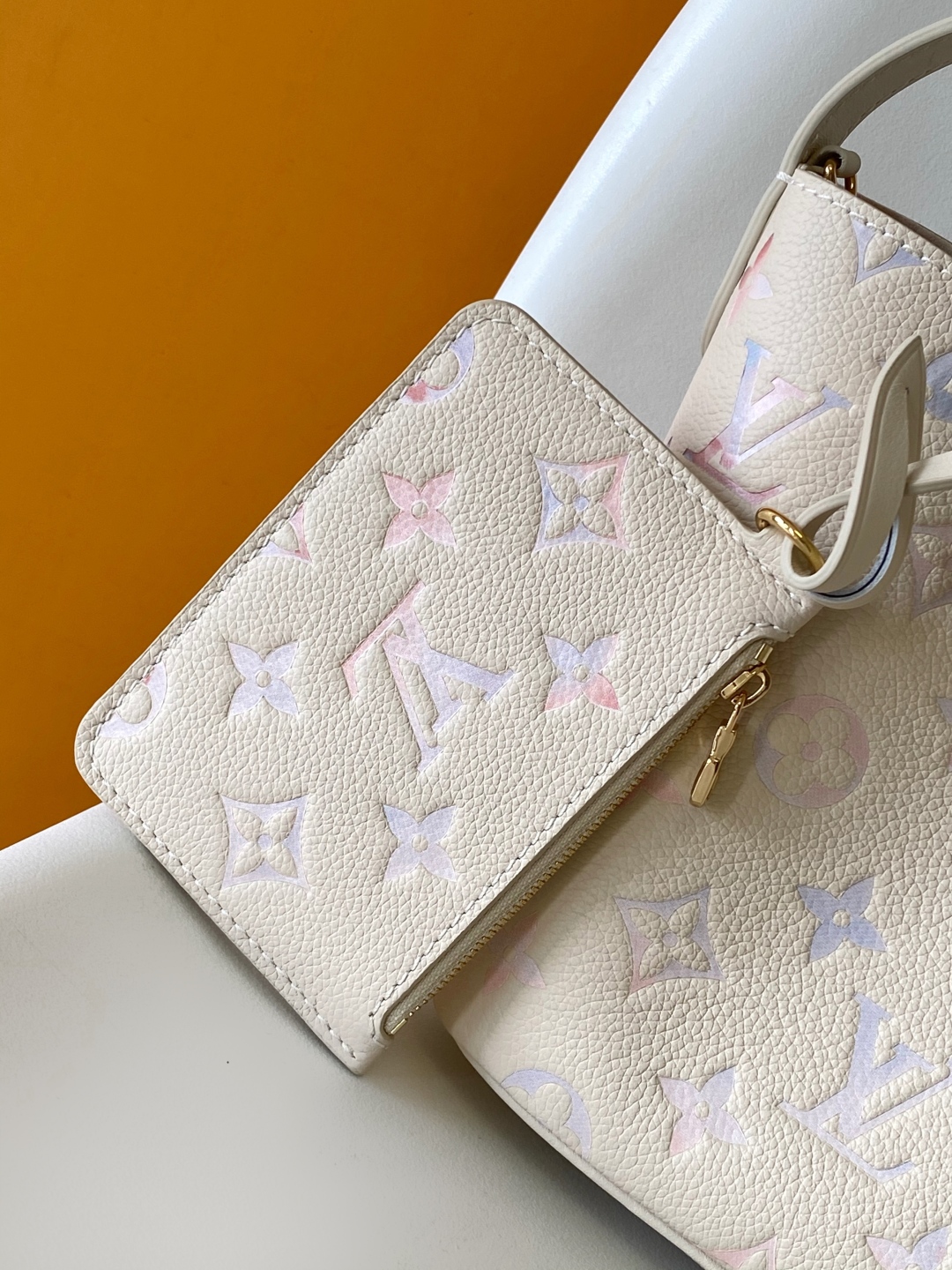 LV 高仿粉彩Monogram水桶包 奶白色系柔感設計附拉鍊小包｜歐美奢侈品精品推薦