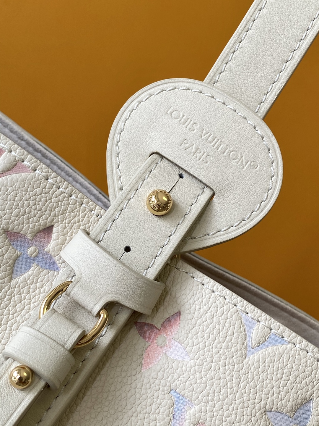 LV 高仿粉彩Monogram水桶包 奶白色系柔感設計附拉鍊小包｜歐美奢侈品精品推薦