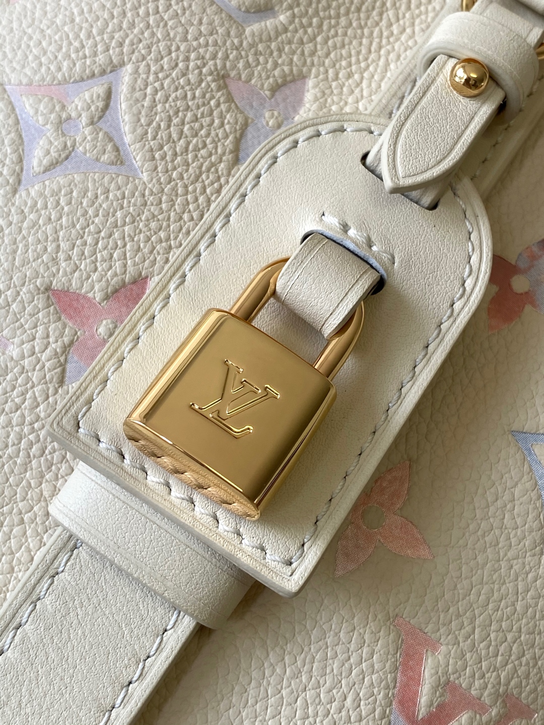 LV 高仿粉彩Monogram水桶包 奶白色系柔感設計附拉鍊小包｜歐美奢侈品精品推薦