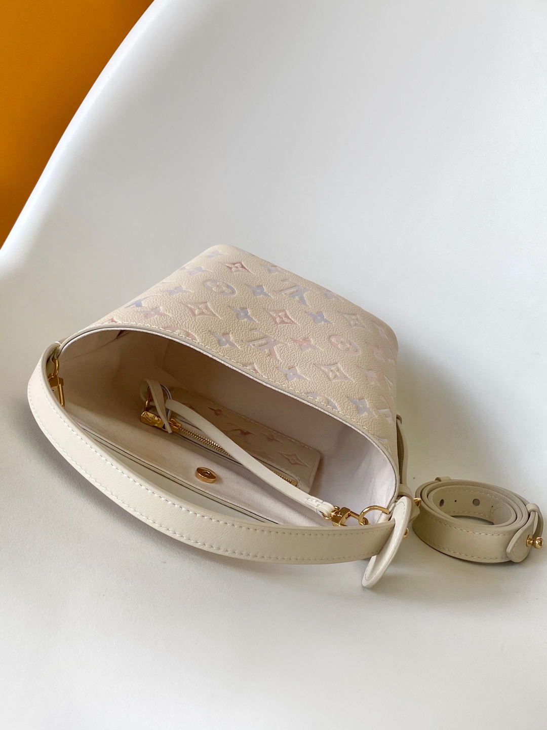 LV 高仿粉彩Monogram水桶包 奶白色系柔感設計附拉鍊小包｜歐美奢侈品精品推薦