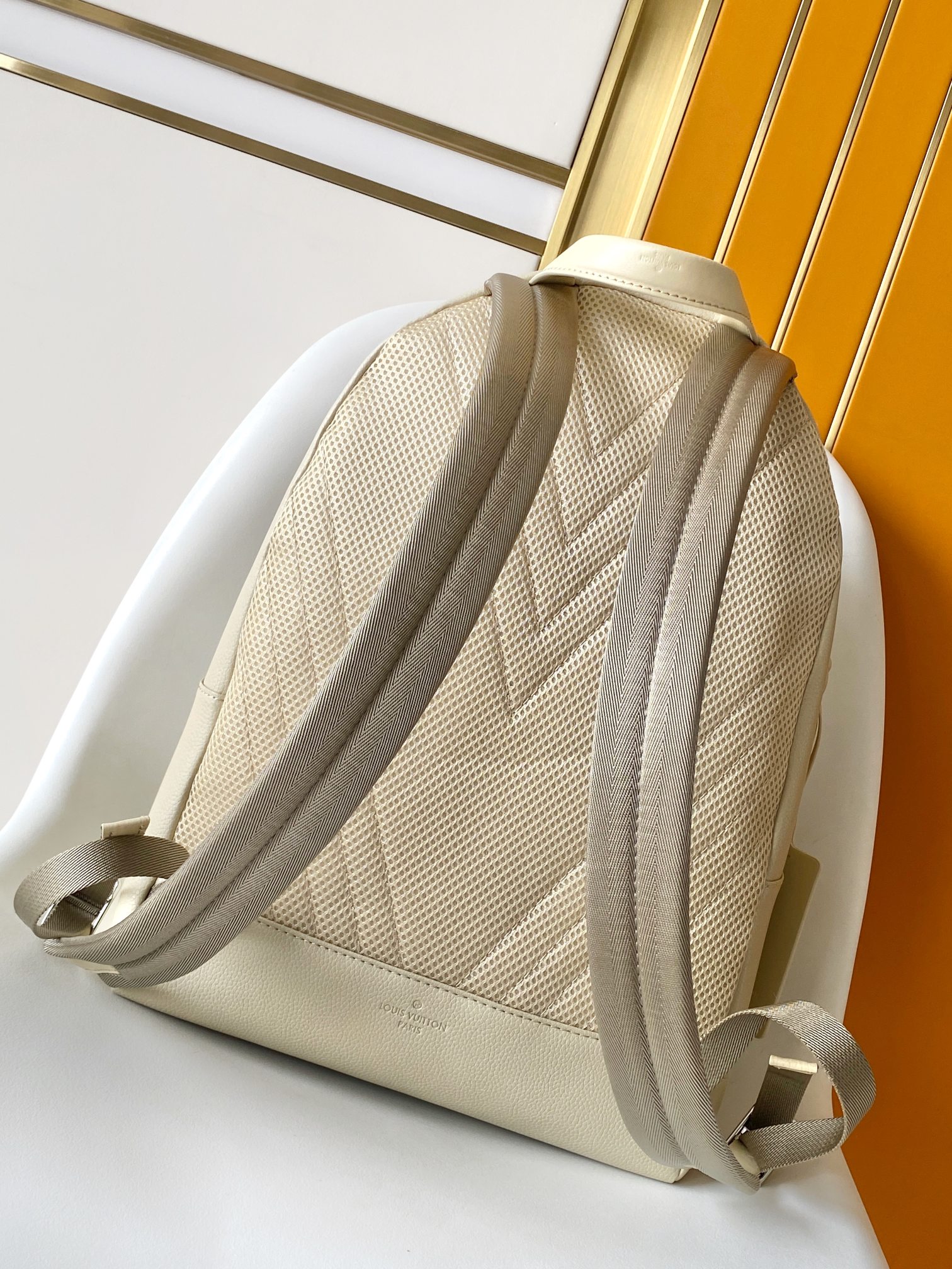 LV 高仿米白色雙肩包 百搭簡約款式日常必備｜歐美奢侈品精品推薦