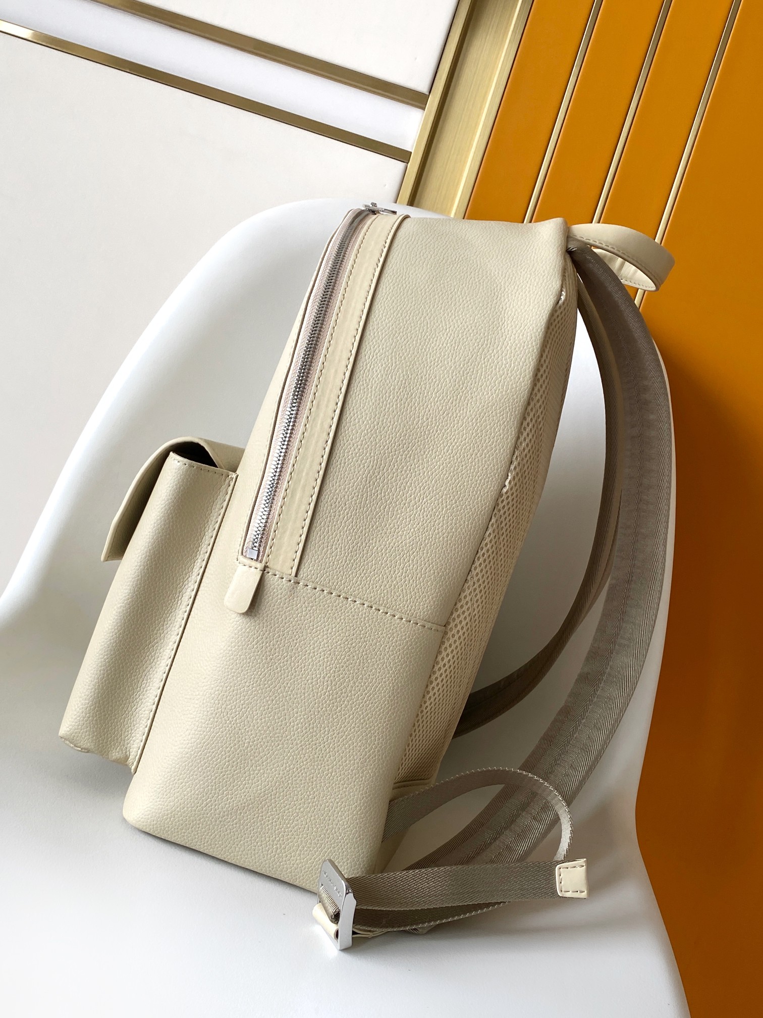 LV 高仿米白色雙肩包 百搭簡約款式日常必備｜歐美奢侈品精品推薦