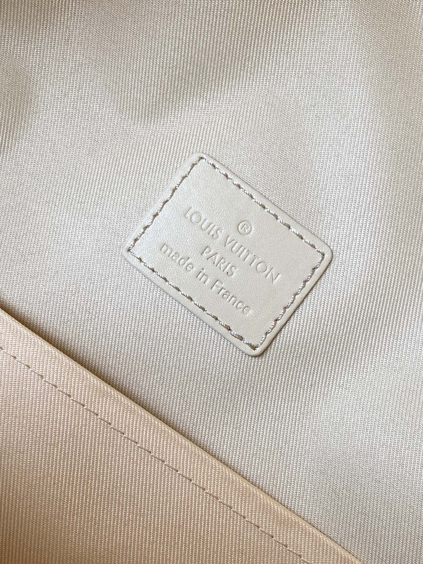 LV 高仿米白色雙肩包 百搭簡約款式日常必備｜歐美奢侈品精品推薦