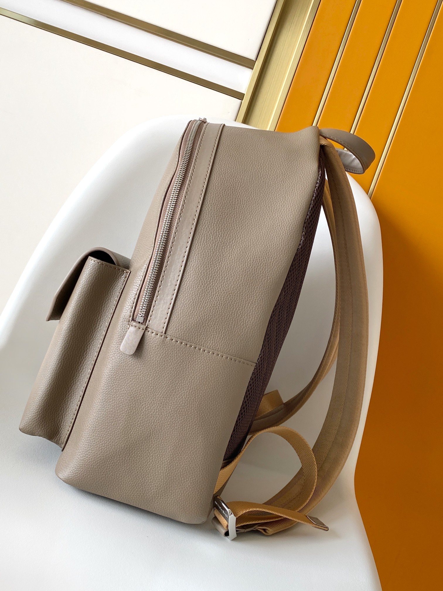 LV 高仿灰褐色雙肩包 百搭簡約實用款式｜歐美奢侈品精品推薦