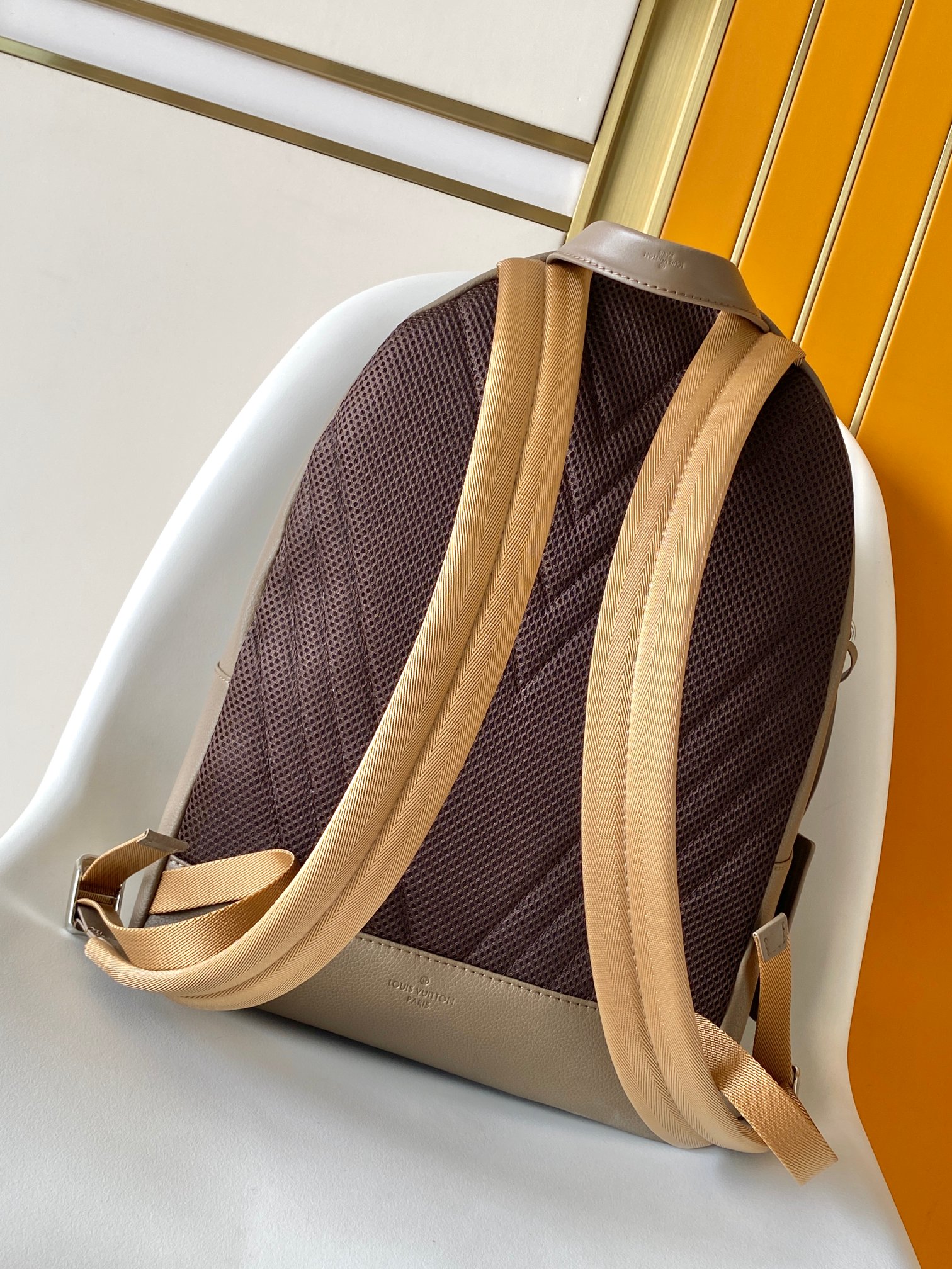 LV 高仿灰褐色雙肩包 百搭簡約實用款式｜歐美奢侈品精品推薦